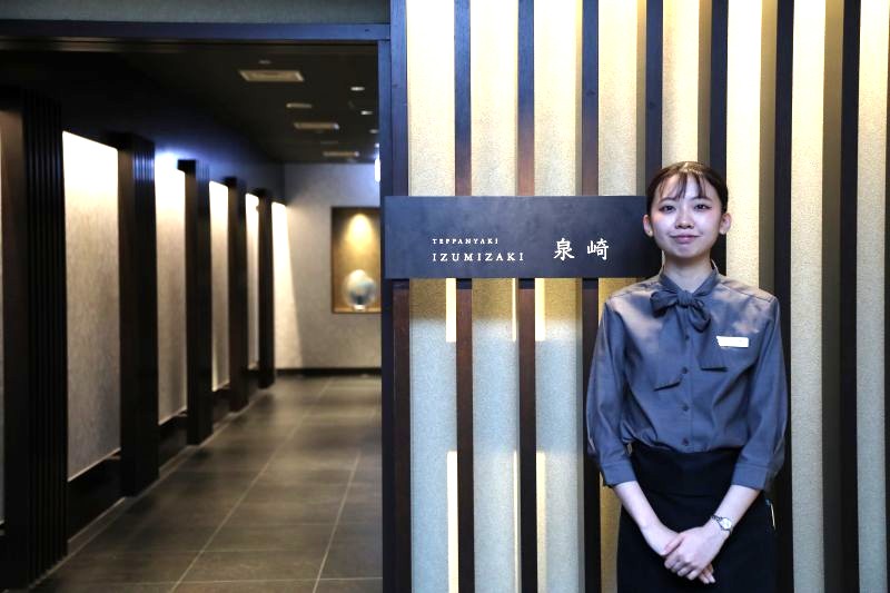 「鉄板焼  泉崎」のエントランスで