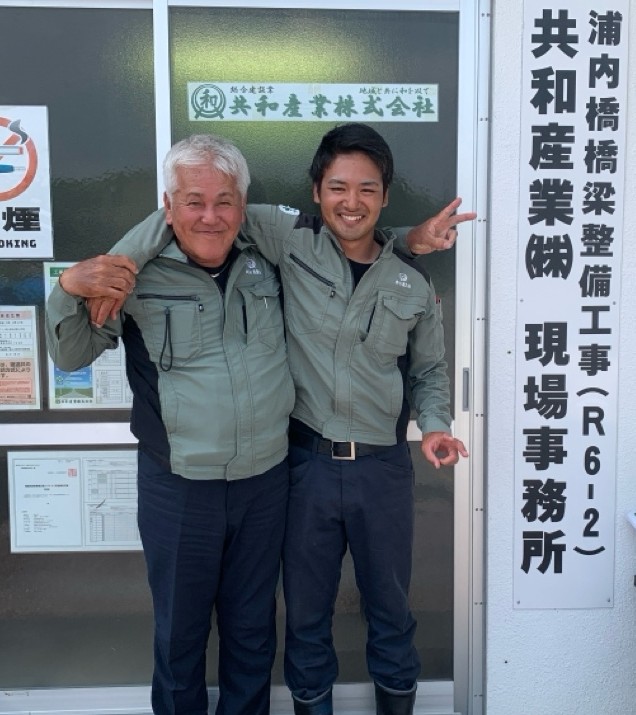 ベテラン社員と若手写真【竹富町】